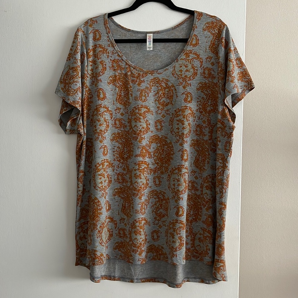 ✔️LuLaRoe Short Sleeve Tee in Gray with Rust/Gold Paisley Print